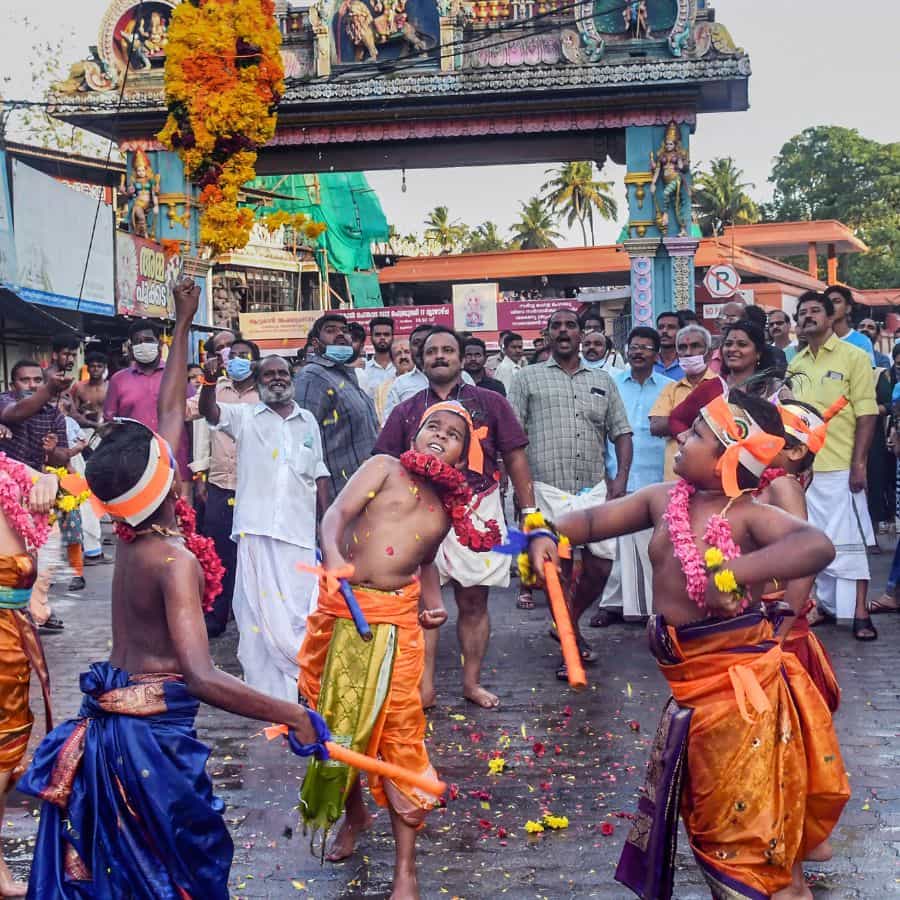 ಮಕ್ಕಳು ಉರಿಯಡಿ:
ಆಗಸ್ಟ್ 17 ಬುಧವಾರದಂದು ತಿರುವನಂತಪುರಂನ ಅಟ್ಟುಕಲ್ ಭಗವತಿ ದೇವಸ್ಥಾನದ ಹೊರಗೆ ಜನ್ಮಾಷ್ಟಮಿಯ ಹಬ್ಬದ ಪ್ರಯುಕ್ತ ಆಚರಿಸಲು ಮಕ್ಕಳು ಉರಿಯಾಡಿ ಮಾಡುತ್ತಾರೆ.