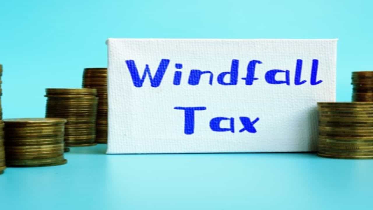 Windfall Tax: ತೈಲ ಕಂಪನಿಗಳ ಮೇಲೆ ವಿಂಡ್ ಫಾಲ್ ಟ್ಯಾಕ್ಸ್.. ಲಾಭ ಗ್ರಾಹಕನಿಗಿಲ್ಲ! Windfall Tax: ತೈಲ ಕಂಪನಿಗಳ ಮೇಲೆ ವಿಂಡ್ ಫಾಲ್ ಟ್ಯಾಕ್ಸ್.. ಲಾಭ ಗ್ರಾಹಕನಿಗಿಲ್ಲ!