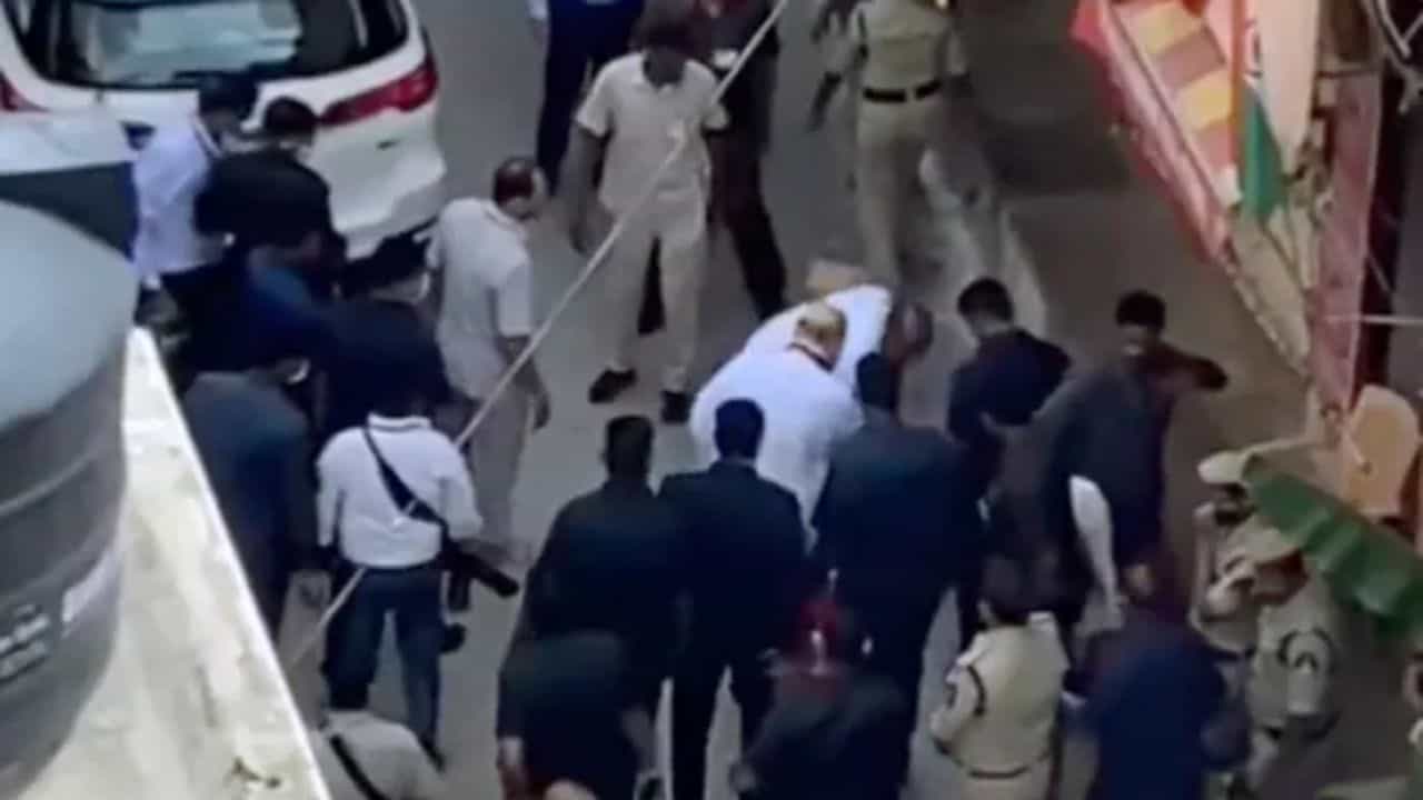 Video Viral: ಅಮಿತ್ ಶಾ ಪಾದರಕ್ಷೆ ತರುತ್ತಿರುವ ವೀಡಿಯೊ ವೈರಲ್, ತೆಲಂಗಾಣಕ್ಕೆ ಇದು ಹೆಮ್ಮೆ ಎಂದ ಟಿಆರ್ಎಸ್ Video Viral: ಅಮಿತ್ ಶಾ ಪಾದರಕ್ಷೆ ತರುತ್ತಿರುವ ವೀಡಿಯೊ ವೈರಲ್, ತೆಲಂಗಾಣಕ್ಕೆ ಇದು ಹೆಮ್ಮೆ ಎಂದ ಟಿಆರ್ಎಸ್