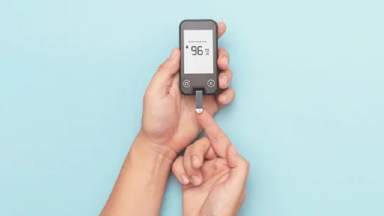 ಟೈಪ್ 2 ಡಯಾಬಿಟಿಸ್ ಒಂದು ದೀರ್ಘಕಾಲದ ಸ್ಥಿತಿಯಾಗಿದ್ದು ಅದು ದೇಹವು ಸಕ್ಕರೆಯನ್ನು ಸಂಸ್ಕರಿಸುವ ವಿಧಾನದ ಮೇಲೆ ಪರಿಣಾಮ ಬೀರುತ್ತದೆ. ಇದು ಇನ್ಸುಲಿನ್‌ನ ಸಾಕಷ್ಟು ಉತ್ಪಾದನೆಯನ್ನು ನಿಲ್ಲಿಸಲು ಸಹಾಯ ಮಾಡುತ್ತದೆ ಅಥವಾ ಇನ್ಸುಲಿನ್ ಅನ್ನು ಪ್ರತಿರೋಧಿಸುತ್ತದೆ. ಆದ್ದರಿಂದ, ಬಾಯಾರಿಕೆ, ಆಗಾಗ್ಗೆ ಮೂತ್ರವಿಸರ್ಜನೆ, ಹಸಿವು ಮತ್ತು ಆಯಾಸದಂತಹ ಲಕ್ಷಣಗಳು ಕಾಣಿಸಿಕೊಳ್ಳಲು ಪ್ರಾರಂಭಿಸಬಹುದು. ಕೆಲವು ಸಂದರ್ಭಗಳಲ್ಲಿ, ಟೈಪ್ 2 ಡಯಾಬಿಟಿಸ್ ಮಂದ ದೃಷ್ಟಿಗೆ ಕಾರಣವಾಗಬಹುದು.
