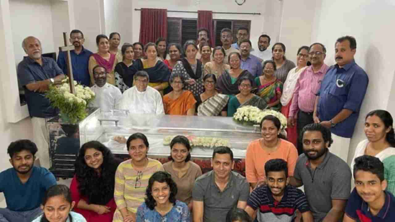 Family Photos: ಮನೆಯ ಹಿರಿಯರಿಗೆ ಫೋಟೋ ಕ್ಲಿಕ್ಕಿಸುವ ಮೂಲಕ ಸಂತೋಷದ ವಿದಾಯ ಹೇಳಿದ ಕುಟುಂಬ