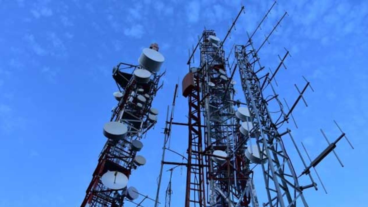 Telecom Infrastructure Rules: ಖಾಸಗಿ ಜಾಗಗಳಲ್ಲಿ ಟೆಲಿಕಾಂ ಇನ್ಫ್ರಾ ಹಾಕಲು ಅಧಿಕಾರಿಗಳಿಂದ ಅನುಮತಿ ಬೇಕಿಲ್ಲ Telecom Infrastructure Rules: ಖಾಸಗಿ ಜಾಗಗಳಲ್ಲಿ ಟೆಲಿಕಾಂ ಇನ್ಫ್ರಾ ಹಾಕಲು ಅಧಿಕಾರಿಗಳಿಂದ ಅನುಮತಿ ಬೇಕಿಲ್ಲ