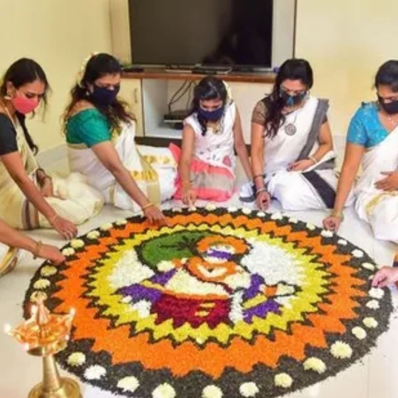 ಓಣಂ, ವಾರ್ಷಿಕ ಮಲಯಾಳಿ ಸುಗ್ಗಿಯ ಹಬ್ಬವನ್ನು ಮಲಯಾಳಿ ತಿಂಗಳ ಚಿಂಗಮ್ (ಆಗಸ್ಟ್ - ಸೆಪ್ಟೆಂಬರ್) ನಲ್ಲಿ ಆಚರಿಸಲಾಗುತ್ತದೆ ಮತ್ತು ಇದು ಪುರಾಣಗಳ ಪ್ರಕಾರ ರಾಜ ಮಹಾಬಲಿಯು ಮನೆಗೆ ಬರುವ ದಿನ ಎಂದು ಹೇಳಲಾಗುತ್ತದೆ. ಈ ವರ್ಷ, ಇದನ್ನು ಆಗಸ್ಟ್ 30 ರಿಂದ ಸೆಪ್ಟೆಂಬರ್ 8 ರವರೆಗೆ ಆಚರಿಸಲಾಗುತ್ತದೆ. ಈ 10 ದಿನಗಳ ಅವಧಿಯಲ್ಲಿ, ಕೇರಳದ ಜನರು, ಯುವಕರು ಮತ್ತು ಹಿರಿಯರು, ಈ ದಿನದಲ್ಲಿ ಆಚರಿಸುವ ಕಾರ್ಯಕ್ರಮಗಳಲ್ಲಿ ಬಹಳಷ್ಟು ಉತ್ಸಾಹದಿಂದ ಭಾಗವಹಿಸುತ್ತಾರೆ. ಕೇರಳದಲ್ಲಿ ಓಣಂನ 10 ಮಂಗಳಕರ ದಿನಗಳನ್ನು ಹೇಗೆ ಆಚರಿಸಲಾಗುತ್ತದೆ ಎಂಬುದು ಇಲ್ಲಿದೆ

