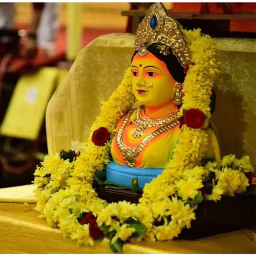 ಗಣೇಶ ಹಬ್ಬಕ್ಕೆ ಇನ್ನು ನಾಲ್ಕು ದಿನ ಬಾಕಿದೆ, ಅದಕ್ಕಿಂತ ಮೊದಲು ಗೌರಿ ಹಬ್ಬ ಬರುತ್ತದೆ. ಈ ಗೌರಿ ಹಬ್ಬಕ್ಕೆ ನೀವು ಈಗಾಗಲೇ ತುಂಬಾ ತಯಾರಿಗಳನ್ನು ಮಾಡಿಕೊಂಡಿರಬಹುದು, ಹಬ್ಬಕ್ಕೆ ಒಂದು ಸಂಭ್ರಮ ಕಲೆ ನೀಡುವುದು ಮನೆಯ ಕುಸುಮೆಯರು. ಮನೆಯಲ್ಲಿ ಗೌರಿಯನ್ನು ಕೂರಿಸಿ, ಅದಕ್ಕೆ ಸಿಂಗಾರ ಮಾಡಿ, ಪೂಜಾ ಕಾರ್ಯಕ್ರಮಕ್ಕೆ ವಿವಿಧ ರೀತಿಯ ಅಡುಗೆಗಳನ್ನು ಮಾಡಿ. ಎಲ್ಲ ತಯಾರಿಯನ್ನು ಮಾಡಿಕೊಳ್ಳುತ್ತಾರೆ. ಆದರೆ ಗೌರಿ ಹಬ್ಬಕ್ಕೆ ಅವರ ಅವರ ಸಿಂಗಾರವು ಅಗತ್ಯ, ಅದಕ್ಕಾಗಿ ಬಣ್ಣ ಬಣ್ಣ ಸೀರೆಗಳನ್ನು ಹಾಕಿಕೊಂಡು ತಯಾರಾಗುತ್ತಾರೆ, ಆದರೆ ಈ ಗೌರಿ ಹಬ್ಬಕ್ಕೆ ಯಾವ ರೀತಿಯ ಬಳೆಗಳನ್ನು ಹಾಕಿದ್ದರೆ ಉತ್ತಮ ಮತ್ತು ಇದರಿಂದ ಶುಭ ಲಾಭಗಳು ಏನು ಎಂಬುದಕ್ಕೆ ಇಲ್ಲಿದೆ ಮಾಹಿತಿ.