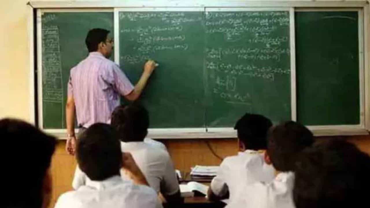 Students Beat Teacher: ಕಡಿಮೆ ಅಂಕ ನೀಡಿದ್ದಕ್ಕೆ ಗಣಿತ ಶಿಕ್ಷಕನಿಗೆ ಥಳಿಸಿದ ವಿದ್ಯಾರ್ಥಿಗಳು Students Beat Teacher: ಕಡಿಮೆ ಅಂಕ ನೀಡಿದ್ದಕ್ಕೆ ಗಣಿತ ಶಿಕ್ಷಕನಿಗೆ ಥಳಿಸಿದ ವಿದ್ಯಾರ್ಥಿಗಳು