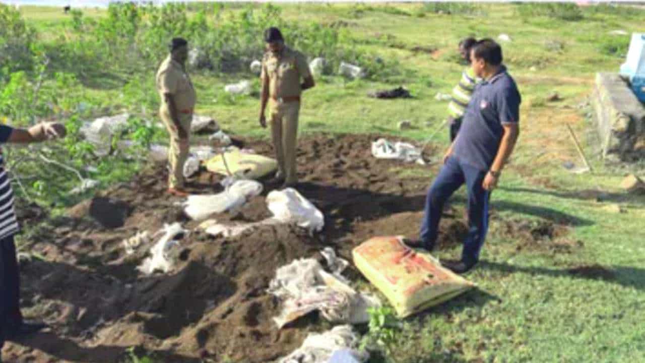 ವೈರಲ್: ಮೂವರು ಮಹಿಳೆಯರು, ನೀರಿಲ್ಲದ ಕೆರೆಯಲ್ಲಿ ನಿಗೂಢವಾಗಿ ಅಗೆಯುತ್ತಿದ್ದರು! ಅನುಮಾನಗೊಂಡು ಪೊಲೀಸರು ಪರಿಶೀಲನೆ ನಡೆಸಿದಾಗ ಸಿಕ್ಕಿದ್ದೇನು? ವೈರಲ್: ಮೂವರು ಮಹಿಳೆಯರು, ನೀರಿಲ್ಲದ ಕೆರೆಯಲ್ಲಿ ನಿಗೂಢವಾಗಿ ಅಗೆಯುತ್ತಿದ್ದರು! ಅನುಮಾನಗೊಂಡು ಪೊಲೀಸರು ಪರಿಶೀಲನೆ ನಡೆಸಿದಾಗ ಸಿಕ್ಕಿದ್ದೇನು?