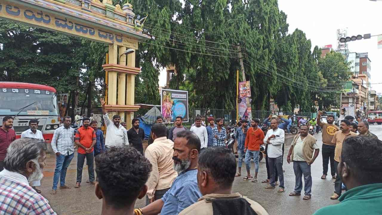 Malur: ಕ್ಷುಲ್ಲಕ ಕಾರಣಕ್ಕೆ ಆರ್ಎಸ್ಎಸ್ ಪ್ರಮುಖನಿಗೆ ಅನ್ಯಕೋಮಿನ ಇಬ್ಬರಿಂದ ಚಾಕು ಇರಿತ Malur: ಕ್ಷುಲ್ಲಕ ಕಾರಣಕ್ಕೆ ಆರ್ಎಸ್ಎಸ್ ಪ್ರಮುಖನಿಗೆ ಅನ್ಯಕೋಮಿನ ಇಬ್ಬರಿಂದ ಚಾಕು ಇರಿತ