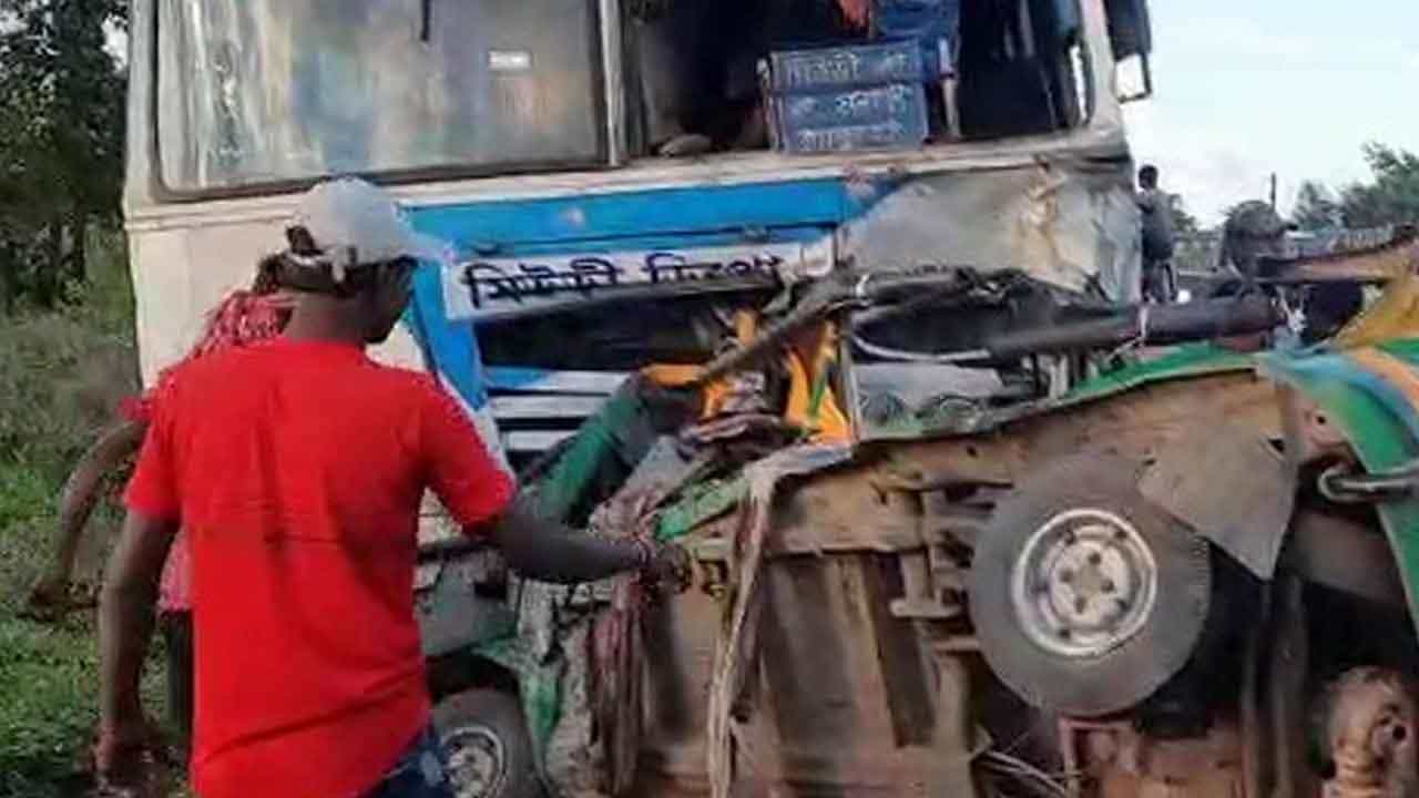 Accident: ಭೀಕರ ಅಪಘಾತ; ಭತ್ತದ ಗದ್ದೆಯಿಂದ ಮನೆಗೆ ಹಿಂದಿರುಗುತ್ತಿದ್ದ 8 ಮಹಿಳಾ ಕೃಷಿ ಕಾರ್ಮಿಕರು ಸಾವು Accident: ಭೀಕರ ಅಪಘಾತ; ಭತ್ತದ ಗದ್ದೆಯಿಂದ ಮನೆಗೆ ಹಿಂದಿರುಗುತ್ತಿದ್ದ 8 ಮಹಿಳಾ ಕೃಷಿ ಕಾರ್ಮಿಕರು ಸಾವು