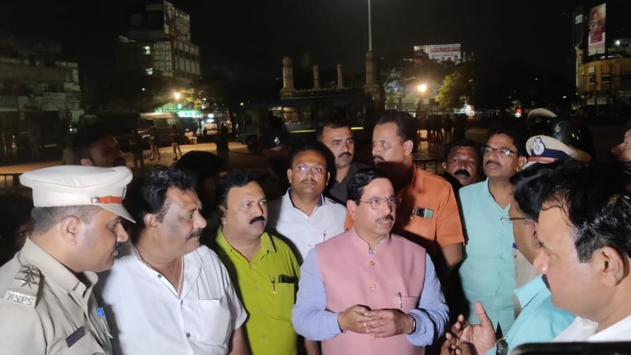 ಚೆನ್ನಮ್ಮ ಮೈದಾನ ಪಾಲಿಕೆಯ ಆಸ್ತಿಯೇ ಹೊರತು ಯಾವುದೇ ಸಂಘಟನೆಯ ಆಸ್ತಿಯಲ್ಲ: ಗಣೇಶ ಪ್ರತಿಷ್ಠಾಪನೆ ಬಳಿಕ ಕೇಂದ್ರ ಸಚಿವ ಪ್ರಲ್ಹಾದ ಜೋಶಿ ಹೇಳಿಕೆ ಚೆನ್ನಮ್ಮ ಮೈದಾನ ಪಾಲಿಕೆಯ ಆಸ್ತಿಯೇ ಹೊರತು ಯಾವುದೇ ಸಂಘಟನೆಯ ಆಸ್ತಿಯಲ್ಲ: ಗಣೇಶ ಪ್ರತಿಷ್ಠಾಪನೆ ಬಳಿಕ ಕೇಂದ್ರ ಸಚಿವ ಪ್ರಲ್ಹಾದ ಜೋಶಿ ಹೇಳಿಕೆ