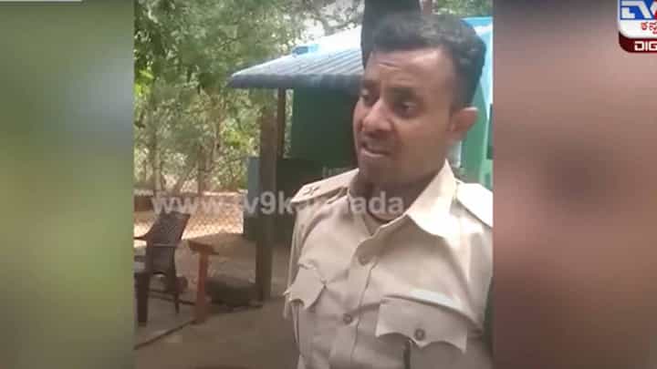 ಲಂಚ ಕೊಡದಿದ್ದರೆ ಗನ್ನಿಂದ ಸುಟ್ಟು ಹಾಕ್ತೀನಿ ಅಂತ ಲಾರಿ ಚಾಲಕ ಮತ್ತು ಕ್ಲೀನರ್ ಗೆ ಮಲೆಮಹದೇಶ್ವರ ವನ್ಯಜೀವಿಧಾಮದ ಸಿಬ್ಬಂದಿ ಹೆದರಿಸಿರುವ ವಿಡಿಯೋ ವೈರಲ್! ಲಂಚ ಕೊಡದಿದ್ದರೆ ಗನ್ನಿಂದ ಸುಟ್ಟು ಹಾಕ್ತೀನಿ ಅಂತ ಲಾರಿ ಚಾಲಕ ಮತ್ತು ಕ್ಲೀನರ್ ಗೆ ಮಲೆಮಹದೇಶ್ವರ ವನ್ಯಜೀವಿಧಾಮದ ಸಿಬ್ಬಂದಿ ಹೆದರಿಸಿರುವ ವಿಡಿಯೋ ವೈರಲ್!