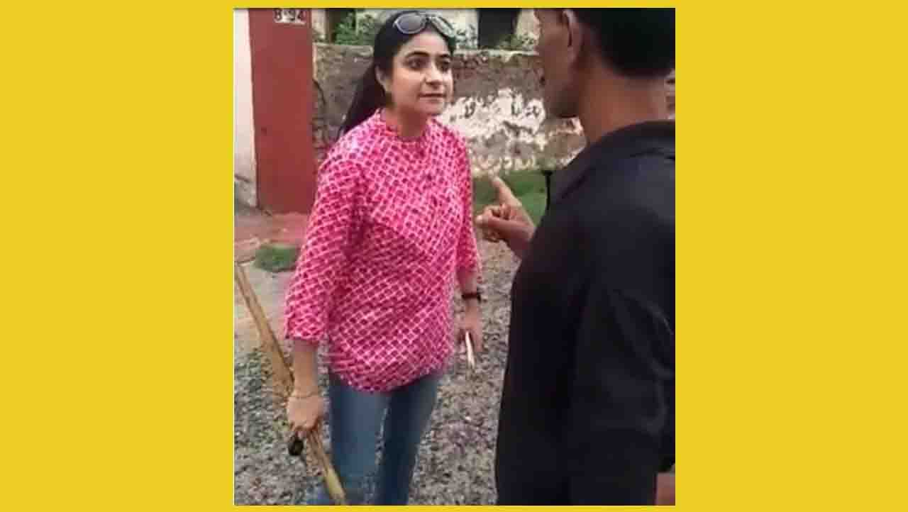 Viral Video: ಬೀದಿನಾಯಿಗಾಗಿ ಸೆಕ್ಯುರಿಟಿ ಗಾರ್ಡ್​ನನ್ನು ಥಳಿಸುತ್ತಿರುವ ಆಗ್ರಾ ಯುವತಿ