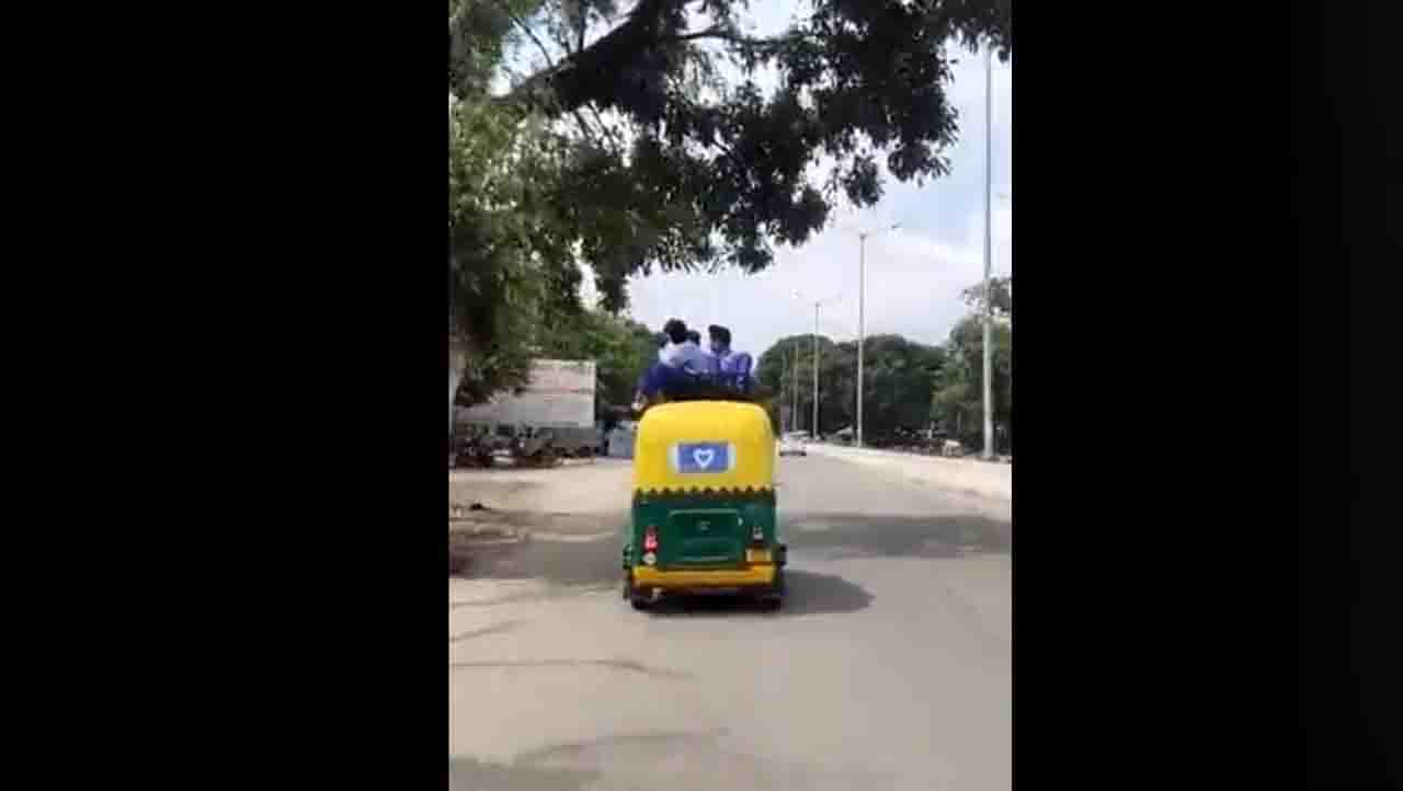 Viral Video: ಆಟೋ ಮೇಲೆ ಶಾಲಾ ಮಕ್ಕಳ ಸವಾರಿ, ಉತ್ತರ ಪ್ರದೇಶದಲ್ಲಿ ನಡೆದ ಘಟನೆ Viral Video: ಆಟೋ ಮೇಲೆ ಶಾಲಾ ಮಕ್ಕಳ ಸವಾರಿ, ಉತ್ತರ ಪ್ರದೇಶದಲ್ಲಿ ನಡೆದ ಘಟನೆ