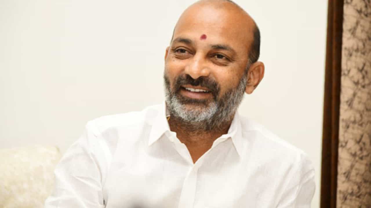 Breaking News: ತೆಲಂಗಾಣದಲ್ಲಿ ತಾರಕಕ್ಕೇರಿದ ಬಿಜೆಪಿ- ಟಿಆರ್ಎಸ್ ಸಂಘರ್ಷ; ಬಿಜೆಪಿ ರಾಜ್ಯಾಧ್ಯಕ್ಷ ಬಂಡಿ ಸಂಜಯ್ ಬಂಧನ Breaking News: ತೆಲಂಗಾಣದಲ್ಲಿ ತಾರಕಕ್ಕೇರಿದ ಬಿಜೆಪಿ- ಟಿಆರ್ಎಸ್ ಸಂಘರ್ಷ; ಬಿಜೆಪಿ ರಾಜ್ಯಾಧ್ಯಕ್ಷ ಬಂಡಿ ಸಂಜಯ್ ಬಂಧನ