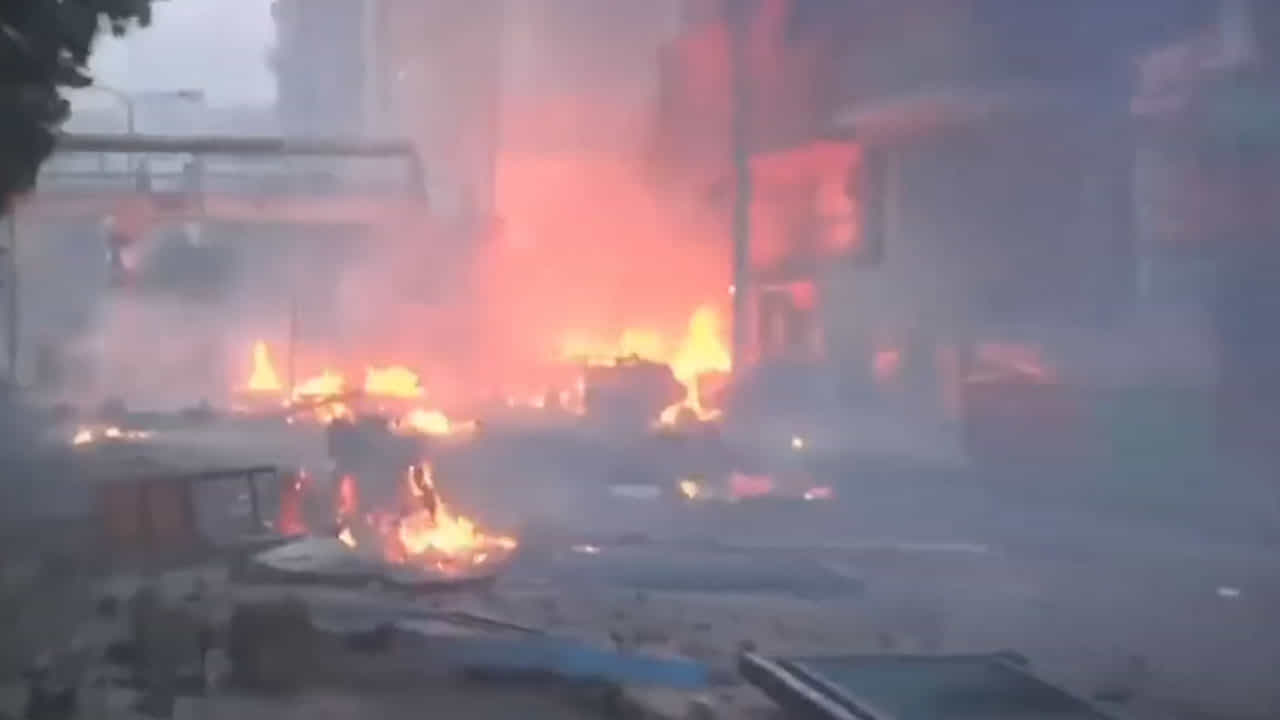 Bangladesh Crisis ಪೆಟ್ರೋಲ್, ಡೀಸೆಲ್ ಬೆಲೆ ಏರಿಕೆ ಖಂಡಿಸಿ ಜನರ ಆಕ್ರೋಶ: ಹಲವೆಡೆ ಹಿಂಸಾಚಾರಕ್ಕೆ ತಿರುಗಿದ ಪ್ರತಿಭಟನೆ Bangladesh Crisis ಪೆಟ್ರೋಲ್, ಡೀಸೆಲ್ ಬೆಲೆ ಏರಿಕೆ ಖಂಡಿಸಿ ಜನರ ಆಕ್ರೋಶ: ಹಲವೆಡೆ ಹಿಂಸಾಚಾರಕ್ಕೆ ತಿರುಗಿದ ಪ್ರತಿಭಟನೆ