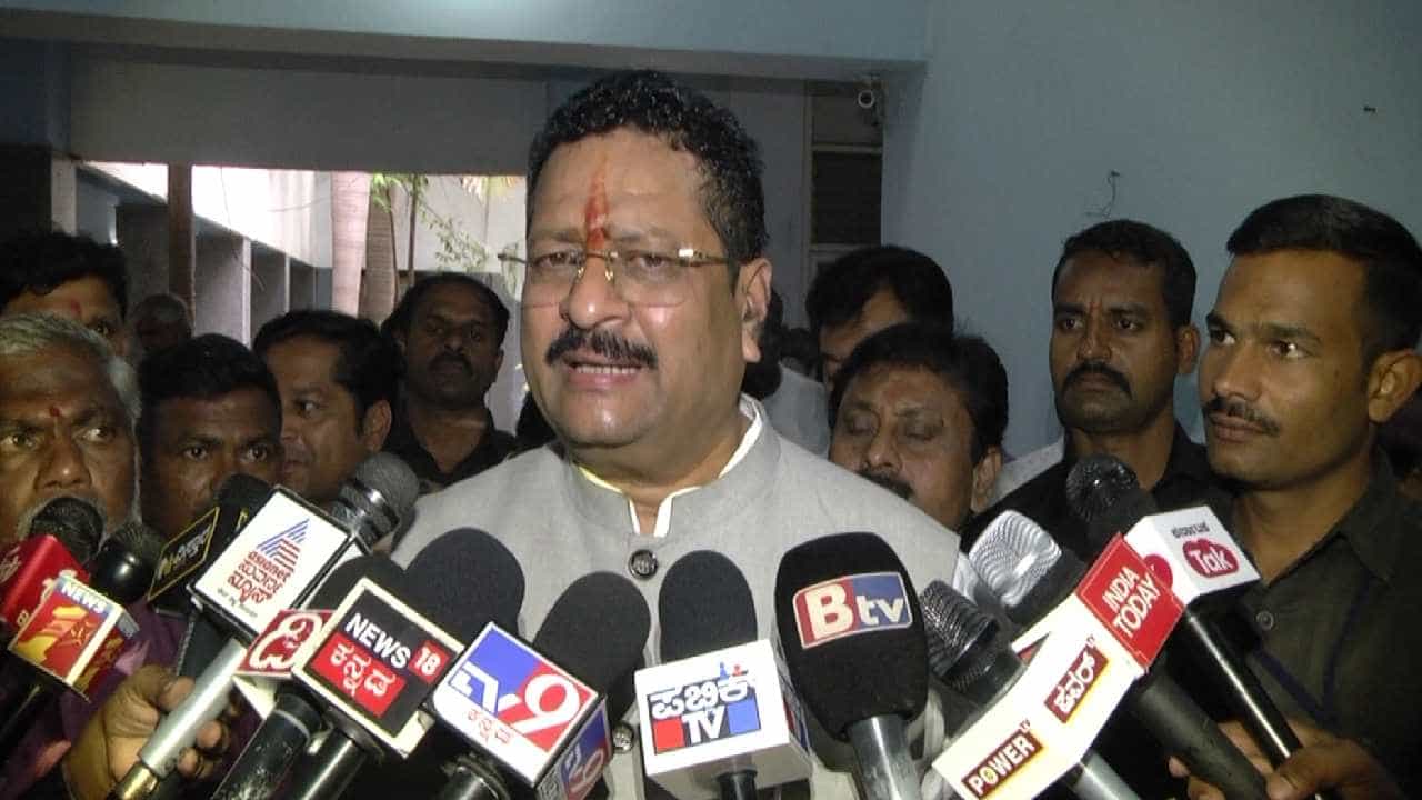 ಸಿದ್ದರಾಮಯ್ಯಗೆ ತಾಕತ್ತಿದ್ದರೆ ಹಂದಿ ಮಾಂಸ ತಿಂದು ಮಸೀದಿಗೆ ಹೋಗಲಿ: ಶಾಸಕ ಬಸನಗೌಡ ಪಾಟೀಲ್ ಯತ್ನಾಳ್ ಸವಾಲು ಸಿದ್ದರಾಮಯ್ಯಗೆ ತಾಕತ್ತಿದ್ದರೆ ಹಂದಿ ಮಾಂಸ ತಿಂದು ಮಸೀದಿಗೆ ಹೋಗಲಿ: ಶಾಸಕ ಬಸನಗೌಡ ಪಾಟೀಲ್ ಯತ್ನಾಳ್ ಸವಾಲು