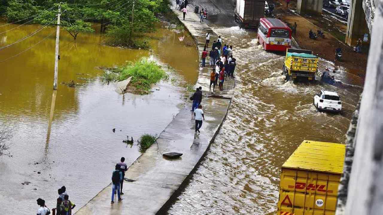 Karnataka Rain: ಬೆಂಗಳೂರು, ರಾಮನಗರ ಸೇರಿ 17 ಜಿಲ್ಲೆಗಳಲ್ಲಿ ಮಳೆಯ ಆರ್ಭಟ; ಇಂದು ಹಳದಿ ಅಲರ್ಟ್ ಘೋಷಣೆ Karnataka Rain: ಬೆಂಗಳೂರು, ರಾಮನಗರ ಸೇರಿ 17 ಜಿಲ್ಲೆಗಳಲ್ಲಿ ಮಳೆಯ ಆರ್ಭಟ; ಇಂದು ಹಳದಿ ಅಲರ್ಟ್ ಘೋಷಣೆ