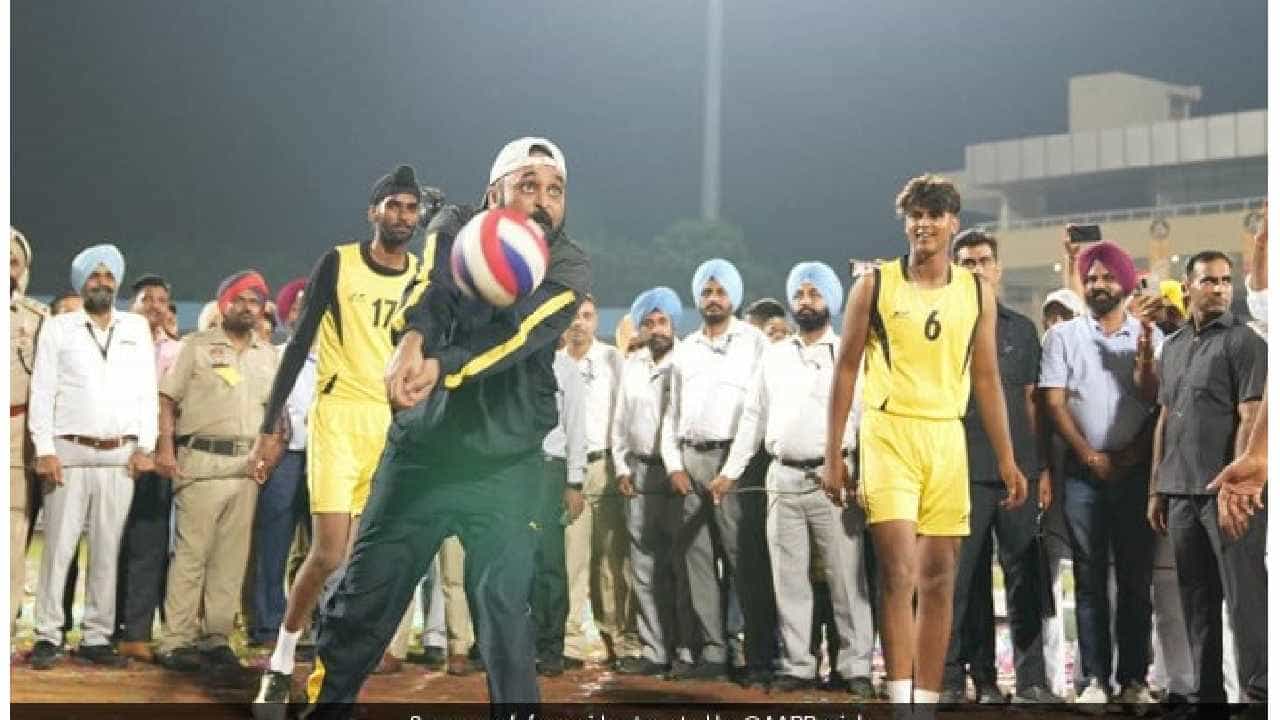 Viral Video: ಮೈದಾನಕ್ಕಿಳಿದು ವಾಲಿಬಾಲ್ ಆಡಿದ ಪಂಜಾಬ್ ಸಿಎಂ ಭಗವಂತ್ ಮಾನ್; ವೈರಲ್ ವಿಡಿಯೋ ಇಲ್ಲಿದೆ Viral Video: ಮೈದಾನಕ್ಕಿಳಿದು ವಾಲಿಬಾಲ್ ಆಡಿದ ಪಂಜಾಬ್ ಸಿಎಂ ಭಗವಂತ್ ಮಾನ್; ವೈರಲ್ ವಿಡಿಯೋ ಇಲ್ಲಿದೆ