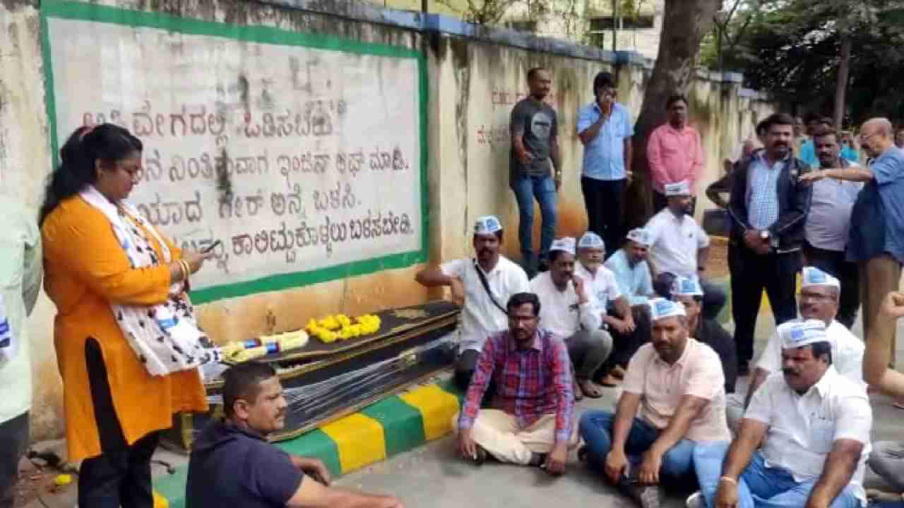 ಡಿಪೋ ಮ್ಯಾನೇಜರ್ ಕಿರುಕುಳ: ನೌಕರನ ಶವವಿಟ್ಟು ಪತ್ನಿಯಿಂದ ಪ್ರತಿಭಟನೆ, ತಂದೆ ಕಳೆದುಕೊಂಡು ಕಣ್ಣೀರಿಡುತ್ತಿರುವ ಅಂಗವಿಕಲ ಮಗಳು