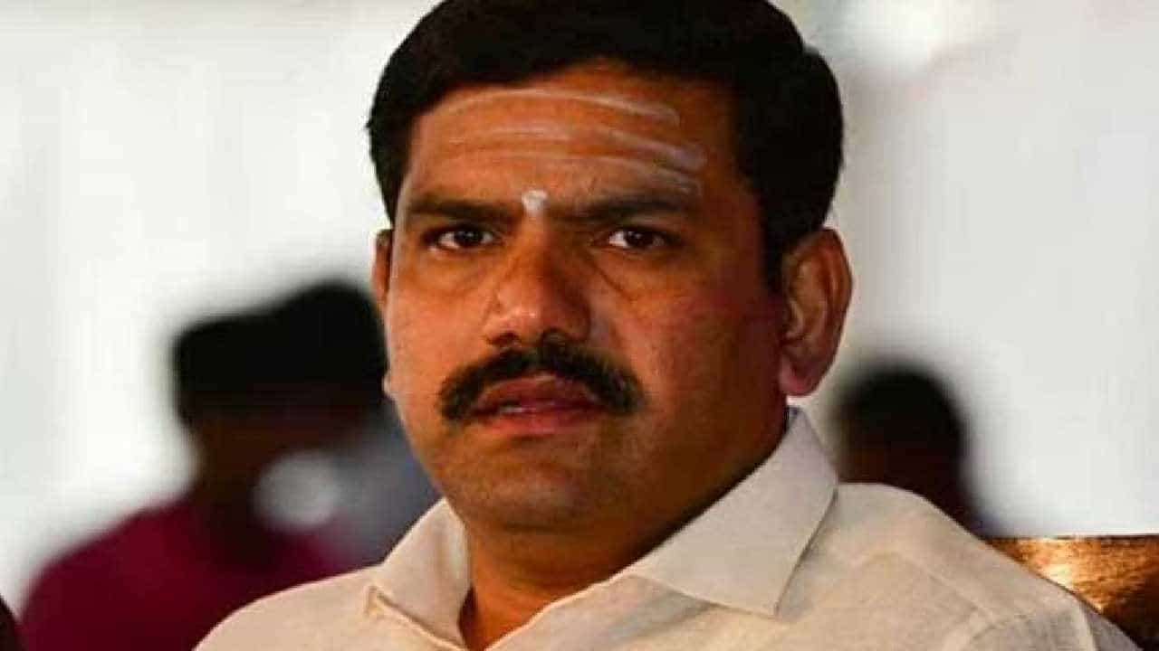 ಧರ್ಮ ರಾಜಕಾರಣಕ್ಕೆ ಕೈಹಾಕಿ ಮುಖಭಂಗ ಅನುಭವಿಸಿದ ಸಿದ್ದರಾಮಯ್ಯ ಸ್ಪಷ್ಟನೆ ಯಾರಿಗೆ ಬೇಕು: ವಿಜಯೇಂದ್ರ ವ್ಯಂಗ್ಯ ಧರ್ಮ ರಾಜಕಾರಣಕ್ಕೆ ಕೈಹಾಕಿ ಮುಖಭಂಗ ಅನುಭವಿಸಿದ ಸಿದ್ದರಾಮಯ್ಯ ಸ್ಪಷ್ಟನೆ ಯಾರಿಗೆ ಬೇಕು: ವಿಜಯೇಂದ್ರ ವ್ಯಂಗ್ಯ