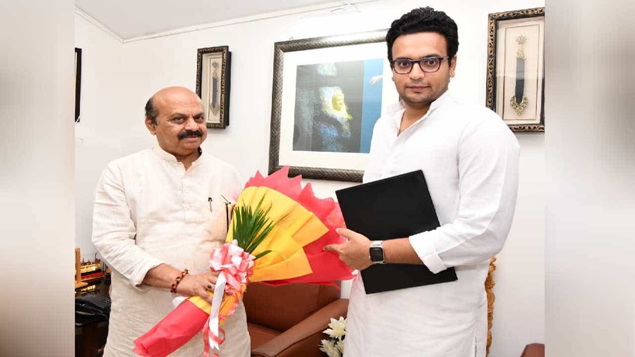 ಸಿಎಂ ಬೊಮ್ಮಾಯಿ ಭೇಟಿ ಮಾಡಿ ಔಪಚಾರಿಕವಾಗಿ ಮಾತುಕತೆ ನಡೆಸಿದ ಯದವೀರ ಕೃಷ್ಣದತ್ತ ಚಾಮರಾಜ ಒಡೆಯರ್ ಸಿಎಂ ಬೊಮ್ಮಾಯಿ ಭೇಟಿ ಮಾಡಿ ಔಪಚಾರಿಕವಾಗಿ ಮಾತುಕತೆ ನಡೆಸಿದ ಯದವೀರ ಕೃಷ್ಣದತ್ತ ಚಾಮರಾಜ ಒಡೆಯರ್