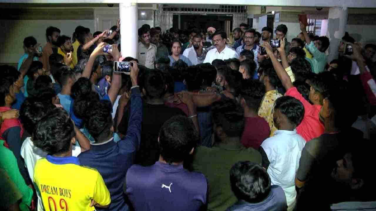ಊಟ ಸರಿಯಿಲ್ಲವೆಂದರೆ ರೌಡಿಗಳನ್ನು ಕರೆಸಿ ಬೆದರಿಕೆ: ಹಾಸ್ಟೆಲ್ ವಾರ್ಡನ್ ವಿರುದ್ಧ ಪದವಿ ವಿದ್ಯಾರ್ಥಿಗಳು ಪ್ರತಿಭಟನೆ ಊಟ ಸರಿಯಿಲ್ಲವೆಂದರೆ ರೌಡಿಗಳನ್ನು ಕರೆಸಿ ಬೆದರಿಕೆ: ಹಾಸ್ಟೆಲ್ ವಾರ್ಡನ್ ವಿರುದ್ಧ ಪದವಿ ವಿದ್ಯಾರ್ಥಿಗಳು ಪ್ರತಿಭಟನೆ