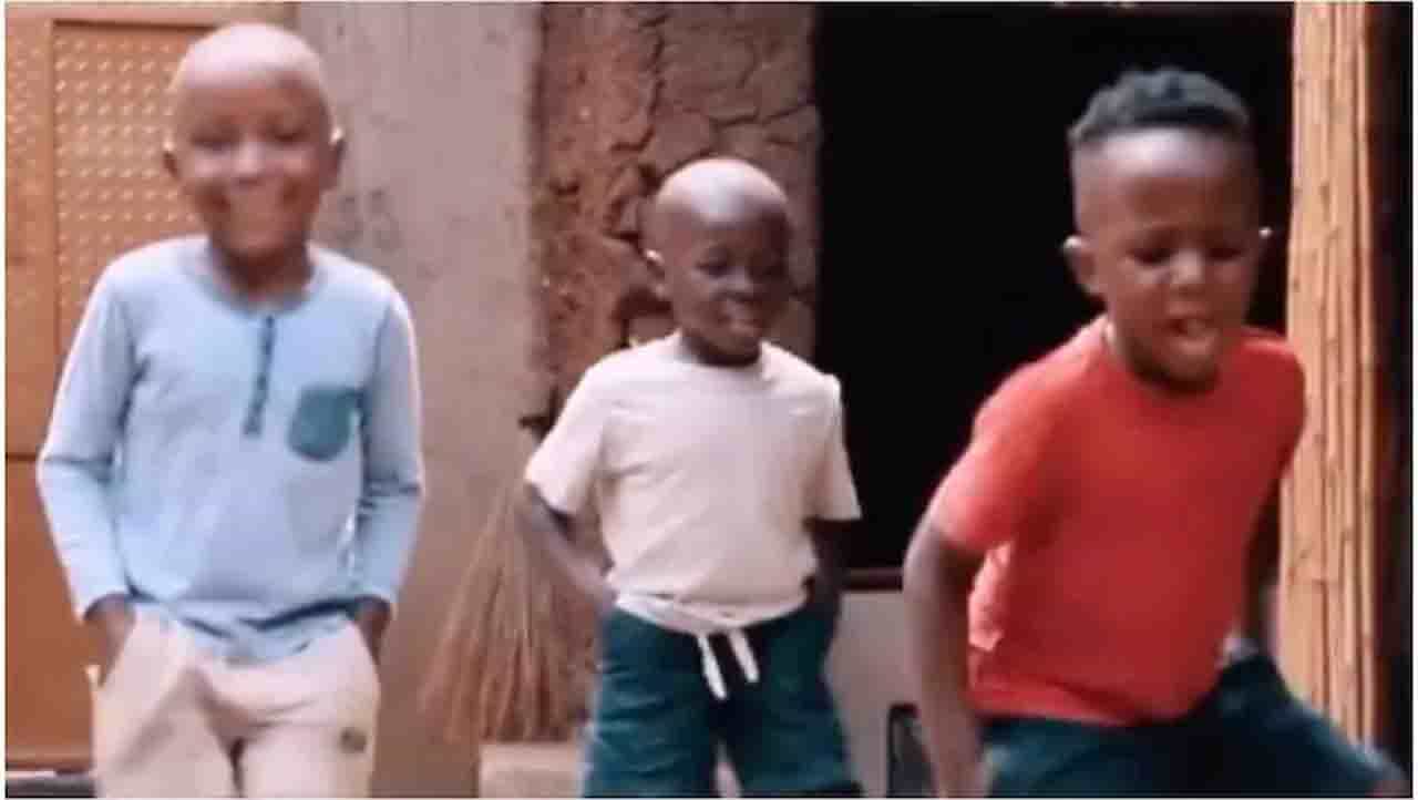 Viral Video: ಆಫ್ರಿಕದ ಮಕ್ಕಳ ಈ ನೃತ್ಯ ಹಾಡು ಗುಂಗು ಹಿಡಿಸಿದಿದ್ದರೆ ಹೇಳಿ... Viral Video: ಆಫ್ರಿಕದ ಮಕ್ಕಳ ಈ ನೃತ್ಯ ಹಾಡು ಗುಂಗು ಹಿಡಿಸಿದಿದ್ದರೆ ಹೇಳಿ...