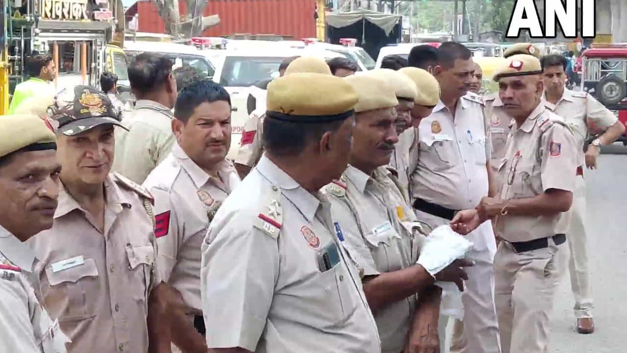 Farmers Protest ನಾಳೆ ದೆಹಲಿಯ ಜಂತರ್ ಮಂತರ್ನಲ್ಲಿ ರೈತರ ಪ್ರತಿಭಟನೆ, ಬಿಗಿ ಬಂದೋಬಸ್ತ್; ರಾಕೇಶ್ ಟಿಕಾಯತ್ ಪೊಲೀಸ್ ವಶಕ್ಕೆ Farmers Protest ನಾಳೆ ದೆಹಲಿಯ ಜಂತರ್ ಮಂತರ್ನಲ್ಲಿ ರೈತರ ಪ್ರತಿಭಟನೆ, ಬಿಗಿ ಬಂದೋಬಸ್ತ್; ರಾಕೇಶ್ ಟಿಕಾಯತ್ ಪೊಲೀಸ್ ವಶಕ್ಕೆ