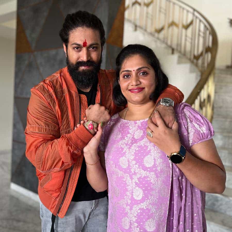 ದೇಶಾದ್ಯಂತ ಇಂದು (ಆ.11) ಸಂಭ್ರಮ ಸಡಗರದಿಂದ ರಕ್ಷಾ ಬಂಧನ ಹಬ್ಬವನ್ನು ಆಚರಿಸಲಾಗುತ್ತಿದೆ. ಅತ್ತ ಪ್ಯಾನ್ ಇಂಡಿಯಾ ಸ್ಟಾರ್ ಎನಿಸಿಕೊಂಡಿರುವ ಯಶ್ ಅದೆಷ್ಟು ಬಿಝಿ ಇದ್ದರೂ, ರಾಖಿ ಹಬ್ಬದಂದು ತನ್ನ ತಂಗಿಯ ಮುಂದೆ ಹಾಜರಿರುತ್ತಾರೆ. ಇದಕ್ಕೆ ಸಾಕ್ಷಿಯೇ ಈ ಬಾರಿ ಕೂಡ ರಕ್ಷಾ ಬಂಧನ ದಿನದಂದು ಸಹೋದರಿ ನಂದಿನಿ ಕೈಯಿಂದ ರಾಖಿ ಕಟ್ಟಿಸಿಕೊಂಡಿರುವುದು.ದೇಶಾದ್ಯಂತ ಇಂದು (ಆ.11) ಸಂಭ್ರಮ ಸಡಗರದಿಂದ ರಕ್ಷಾ ಬಂಧನ ಹಬ್ಬವನ್ನು ಆಚರಿಸಲಾಗುತ್ತಿದೆ. ಅತ್ತ ಪ್ಯಾನ್ ಇಂಡಿಯಾ ಸ್ಟಾರ್ ಎನಿಸಿಕೊಂಡಿರುವ ಯಶ್ ಅದೆಷ್ಟು ಬಿಝಿ ಇದ್ದರೂ, ರಾಖಿ ಹಬ್ಬದಂದು ತನ್ನ ತಂಗಿಯ ಮುಂದೆ ಹಾಜರಿರುತ್ತಾರೆ. ಇದಕ್ಕೆ ಸಾಕ್ಷಿಯೇ ಈ ಬಾರಿ ಕೂಡ ರಕ್ಷಾ ಬಂಧನ ದಿನದಂದು ಸಹೋದರಿ ನಂದಿನಿ ಕೈಯಿಂದ ರಾಖಿ ಕಟ್ಟಿಸಿಕೊಂಡಿರುವುದು.