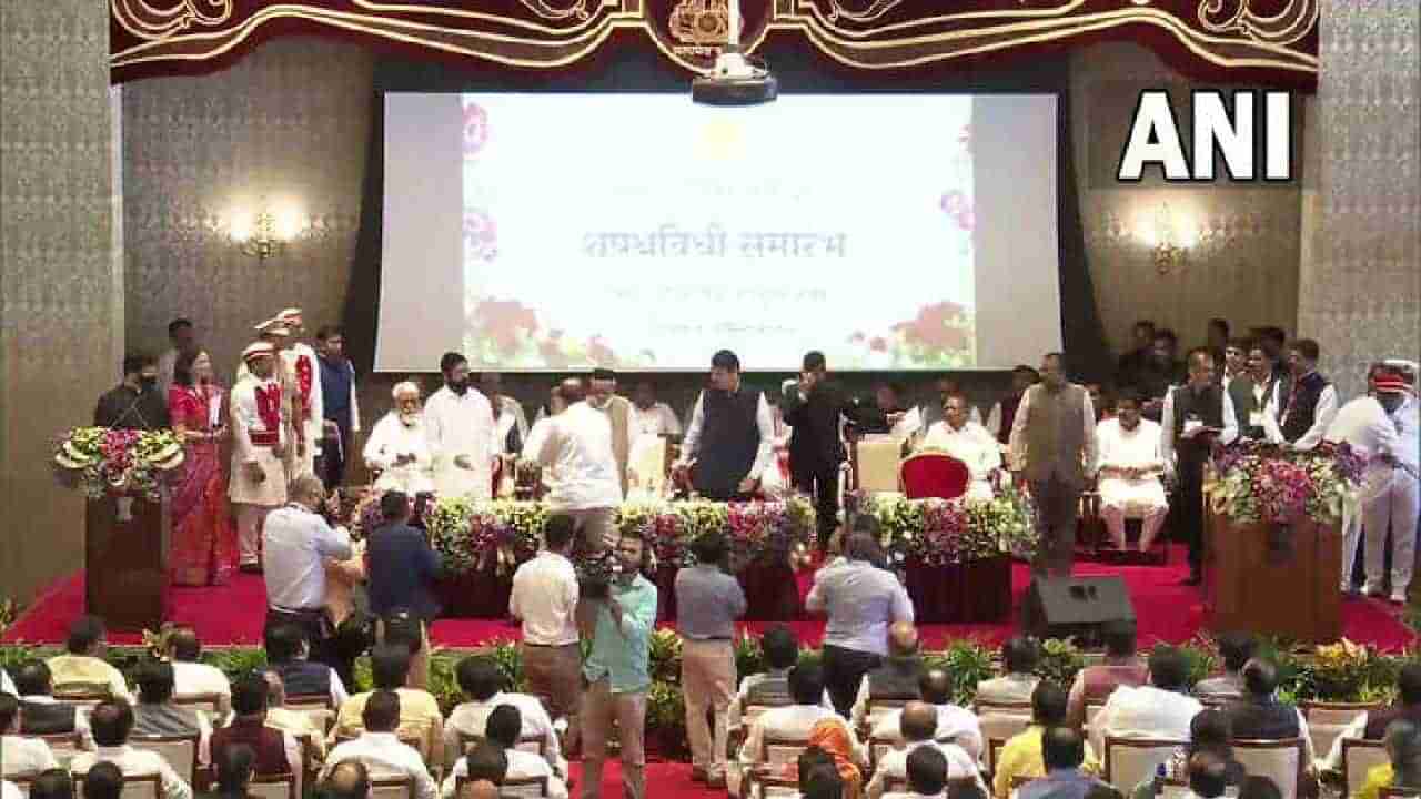 Maharashtra Cabinet: ಮಹಾರಾಷ್ಟ್ರದ ನೂತನ ಸಚಿವರಾಗಿ ಬಿಜೆಪಿ, ಶಿವಸೇನೆಯ 18 ಶಾಸಕರಿಂದ ಪ್ರಮಾಣವಚನ ಸ್ವೀಕಾರ