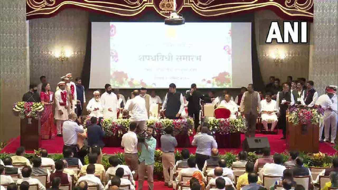 Maharashtra Cabinet: ಮಹಾರಾಷ್ಟ್ರದ ನೂತನ ಸಚಿವರಾಗಿ ಬಿಜೆಪಿ, ಶಿವಸೇನೆಯ 18 ಶಾಸಕರಿಂದ ಪ್ರಮಾಣವಚನ ಸ್ವೀಕಾರ Maharashtra Cabinet: ಮಹಾರಾಷ್ಟ್ರದ ನೂತನ ಸಚಿವರಾಗಿ ಬಿಜೆಪಿ, ಶಿವಸೇನೆಯ 18 ಶಾಸಕರಿಂದ ಪ್ರಮಾಣವಚನ ಸ್ವೀಕಾರ