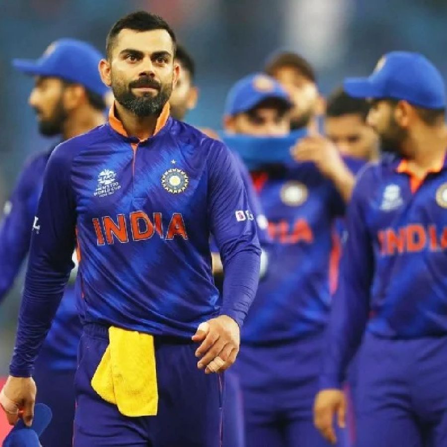 ಇತ್ತ ಟೀಮ್ ಇಂಡಿಯಾ ವೆಸ್ಟ್ ಇಂಡೀಸ್ ವಿರುದ್ದದ ಟಿ20 ಸರಣಿ ಬೆನ್ನಲ್ಲೇ ತಂಡವನ್ನು ಘೋಷಿಸುವುದು ಬಹುತೇಕ ಖಚಿತ. ಆದರೆ 15 ಸದಸ್ಯರ ಬಳಗದಲ್ಲಿ ಯಾರಿಗೆಲ್ಲಾ ಚಾನ್ಸ್ ನೀಡಲಾಗುತ್ತದೆ ಎಂಬುದೇ ಈಗ ದೊಡ್ಡ ಪ್ರಶ್ನೆ. ಏಕೆಂದರೆ ಪ್ರತಿಯೊಬ್ಬ ಆಟಗಾರರು ಉತ್ತಮ ಪ್ರದರ್ಶನ ನೀಡುತ್ತಿದ್ದು, ಹೀಗಾಗಿ ಯಾರನ್ನು ಉಳಿಸಿ ಯಾರನ್ನು ಕೈ ಬಿಡುವುದು ಎಂಬ ಚಿಂತೆಯಲ್ಲಿದೆ ಆಯ್ಕೆ ಸಮಿತಿ.