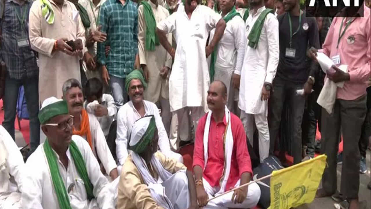 Farmers Protest ದೆಹಲಿಯ ಜಂತರ್ ಮಂತರ್ನಲ್ಲಿ ಮಹಾ ಪಂಚಾಯತ್; ರೈತರ ಬೇಡಿಕೆಗಳು ಏನು? Farmers Protest ದೆಹಲಿಯ ಜಂತರ್ ಮಂತರ್ನಲ್ಲಿ ಮಹಾ ಪಂಚಾಯತ್; ರೈತರ ಬೇಡಿಕೆಗಳು ಏನು?