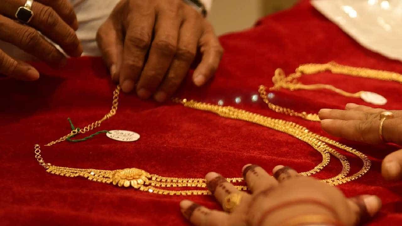 Gold Price Today: ಚಿನ್ನದ ಬೆಲೆ ಇಳಿಕೆ; ಒಂದೇ ದಿನದಲ್ಲಿ ಬೆಳ್ಳಿ ದರ ಬರೋಬ್ಬರಿ 3,200 ರೂ. ಕುಸಿತ