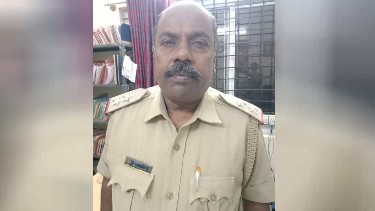 ಆರೋಪಿಗಳನ್ನು ಕೋರ್ಟ್ಗೆ ಹಾಜರುಪಡಿಸಿ ಮನೆಗೆ ಬಂದು ಸ್ನಾನ ಮಾಡುವಾಗ ಹೃದಯಾಘಾತದಿಂದ ಸಬ್ಇನ್ಸ್ಪೆಕ್ಟರ್ ಸಾವು ಆರೋಪಿಗಳನ್ನು ಕೋರ್ಟ್ಗೆ ಹಾಜರುಪಡಿಸಿ ಮನೆಗೆ ಬಂದು ಸ್ನಾನ ಮಾಡುವಾಗ ಹೃದಯಾಘಾತದಿಂದ ಸಬ್ಇನ್ಸ್ಪೆಕ್ಟರ್ ಸಾವು