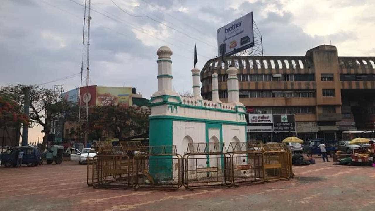 ಹುಬ್ಬಳ್ಳಿ ಧಾರಾವಾಡ ಮಹಾನಗರ ಪಾಲಿಕೆಗೆ ದೊಡ್ಡ ಸಂಕಷ್ಟ: ಮನವಿ ಪತ್ರಗಳ ಸುರಿಮಳೆ, ಈದ್ಗಾ ಮೈದಾನಕ್ಕೆ ಕಿತ್ತೂರು ಚೆನ್ಮಮ್ಮ ಹೆಸರಿಡಲು ಬೇಡಿಕೆ ಹುಬ್ಬಳ್ಳಿ ಧಾರಾವಾಡ ಮಹಾನಗರ ಪಾಲಿಕೆಗೆ ದೊಡ್ಡ ಸಂಕಷ್ಟ: ಮನವಿ ಪತ್ರಗಳ ಸುರಿಮಳೆ, ಈದ್ಗಾ ಮೈದಾನಕ್ಕೆ ಕಿತ್ತೂರು ಚೆನ್ಮಮ್ಮ ಹೆಸರಿಡಲು ಬೇಡಿಕೆ