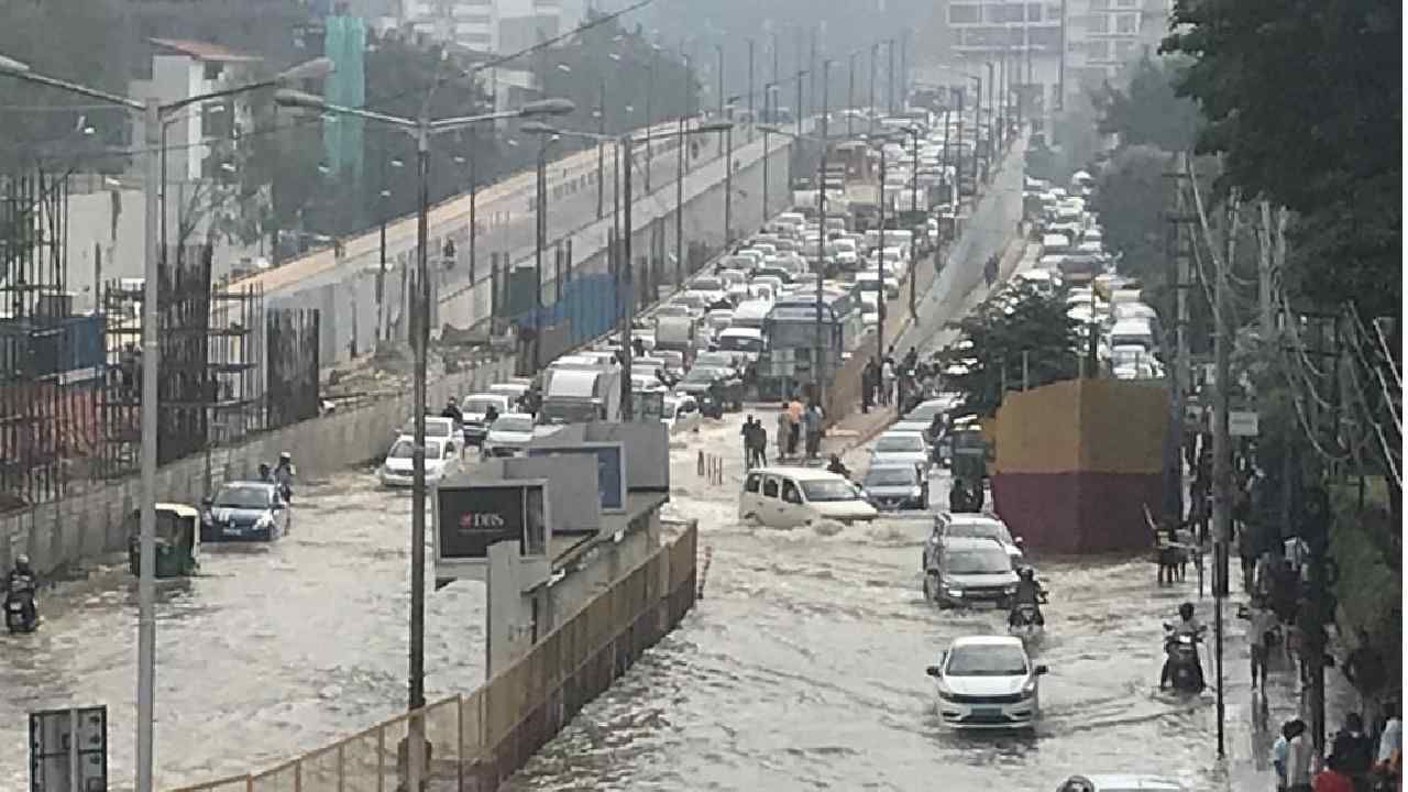 Karnataka Rain: ಭಾರೀ ಮಳೆಯಿಂದ ಕೆರೆಯಂತಾದ ಬೆಂಗಳೂರು; ರಾಜ್ಯಾದ್ಯಂತ ಹಬ್ಬದ ದಿನವೂ ನಿಲ್ಲದ ವರುಣನ ಆರ್ಭಟ