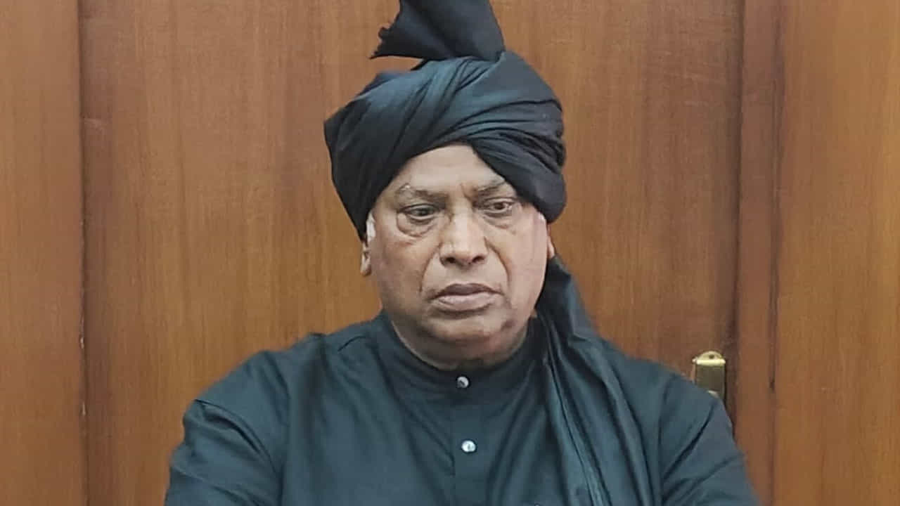 ಕಪ್ಪು ಟರ್ಬನ್ , ಕುರ್ತಾ ಧರಿಸಿ ಬೆಲೆ ಏರಿಕೆ ವಿರುದ್ಧ ಮಲ್ಲಿಕಾರ್ಜುನ ಖರ್ಗೆ ಪ್ರತಿಭಟನೆ ಕಪ್ಪು ಟರ್ಬನ್ , ಕುರ್ತಾ ಧರಿಸಿ ಬೆಲೆ ಏರಿಕೆ ವಿರುದ್ಧ ಮಲ್ಲಿಕಾರ್ಜುನ ಖರ್ಗೆ ಪ್ರತಿಭಟನೆ