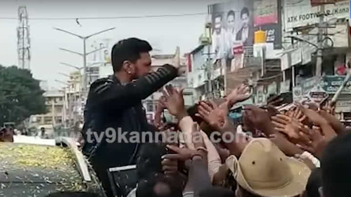 ಮೈಸೂರಲ್ಲಿ ಫ್ಯಾನ್ಸ್ ಕ್ರೇಜ್ ಕಂಡು ಕಾರು ನಿಲ್ಲಿಸಿದ ಸುದೀಪ್; ಮುಂದೇನಾಯ್ತು? ಮೈಸೂರಲ್ಲಿ ಫ್ಯಾನ್ಸ್ ಕ್ರೇಜ್ ಕಂಡು ಕಾರು ನಿಲ್ಲಿಸಿದ ಸುದೀಪ್; ಮುಂದೇನಾಯ್ತು?