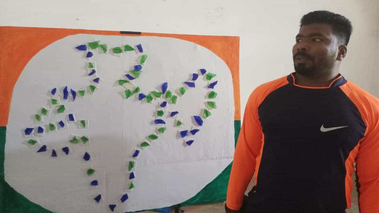 ಸ್ವಾತಂತ್ರ್ಯೋತ್ಸವದ ಅಮೃತ ಘಳಿಗೆಯಲ್ಲಿ ಯುವಜನತೆಗೆ ಸಂದೇಶ ಸಾರಲು ವಿಭಿನ್ನ ಪ್ರಯತ್ನಕ್ಕೆ ಕೈ ಹಾಕಿದ ಉಪನ್ಯಾಸಕ: ಗಾಜಿನ ಚೂರುಗಳ ಮೂಲಕ ಭಾರತದ ಭೂಪಟ ಸ್ವಾತಂತ್ರ್ಯೋತ್ಸವದ ಅಮೃತ ಘಳಿಗೆಯಲ್ಲಿ ಯುವಜನತೆಗೆ ಸಂದೇಶ ಸಾರಲು ವಿಭಿನ್ನ ಪ್ರಯತ್ನಕ್ಕೆ ಕೈ ಹಾಕಿದ ಉಪನ್ಯಾಸಕ: ಗಾಜಿನ ಚೂರುಗಳ ಮೂಲಕ ಭಾರತದ ಭೂಪಟ