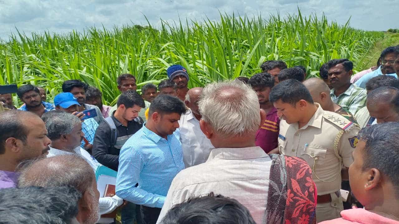 ಸಾಗುವಳಿ ಚೀಟಿ ನೀಡದ ಹಿನ್ನೆಲೆ ಅಧಿಕಾರಿಗಳ ಎದುರೆ ವಿಷ ಸೇವಿಸಿ ಆತ್ಮಹತ್ಯೆಗೆ ಯತ್ನಿಸಿದ ರೈತ ಸಾಗುವಳಿ ಚೀಟಿ ನೀಡದ ಹಿನ್ನೆಲೆ ಅಧಿಕಾರಿಗಳ ಎದುರೆ ವಿಷ ಸೇವಿಸಿ ಆತ್ಮಹತ್ಯೆಗೆ ಯತ್ನಿಸಿದ ರೈತ
