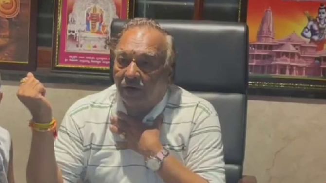 ಮಾಜಿ ಸಚಿವ ಕೆ.ಎಸ್.ಈಶ್ವರಪ್ಪಗೆ ಅನಾಮಧೇಯ ಬೆದರಿಕೆ ಪತ್ರ: ಮಗನೆ.. ನಿನ್ನ ನಾಲಗೆ ಕಟ್ ಮಾಡುತ್ತೇವೆ ಹುಷಾರ್ ಎಂದು ಬರೆಯಲಾಗಿದೆ ಮಾಜಿ ಸಚಿವ ಕೆ.ಎಸ್.ಈಶ್ವರಪ್ಪಗೆ ಅನಾಮಧೇಯ ಬೆದರಿಕೆ ಪತ್ರ: ಮಗನೆ.. ನಿನ್ನ ನಾಲಗೆ ಕಟ್ ಮಾಡುತ್ತೇವೆ ಹುಷಾರ್ ಎಂದು ಬರೆಯಲಾಗಿದೆ