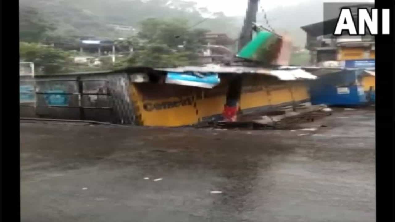 Kullu Cloudburst: ಹಿಮಾಚಲದ ಕುಲುವಿನಲ್ಲಿ ಮೇಘಸ್ಫೋಟ; ಪ್ರವಾಹದಲ್ಲಿ ಕೊಚ್ಚಿ ಹೋಯ್ತು ಅಂಗಡಿ, ವಾಹನಗಳು Kullu Cloudburst: ಹಿಮಾಚಲದ ಕುಲುವಿನಲ್ಲಿ ಮೇಘಸ್ಫೋಟ; ಪ್ರವಾಹದಲ್ಲಿ ಕೊಚ್ಚಿ ಹೋಯ್ತು ಅಂಗಡಿ, ವಾಹನಗಳು
