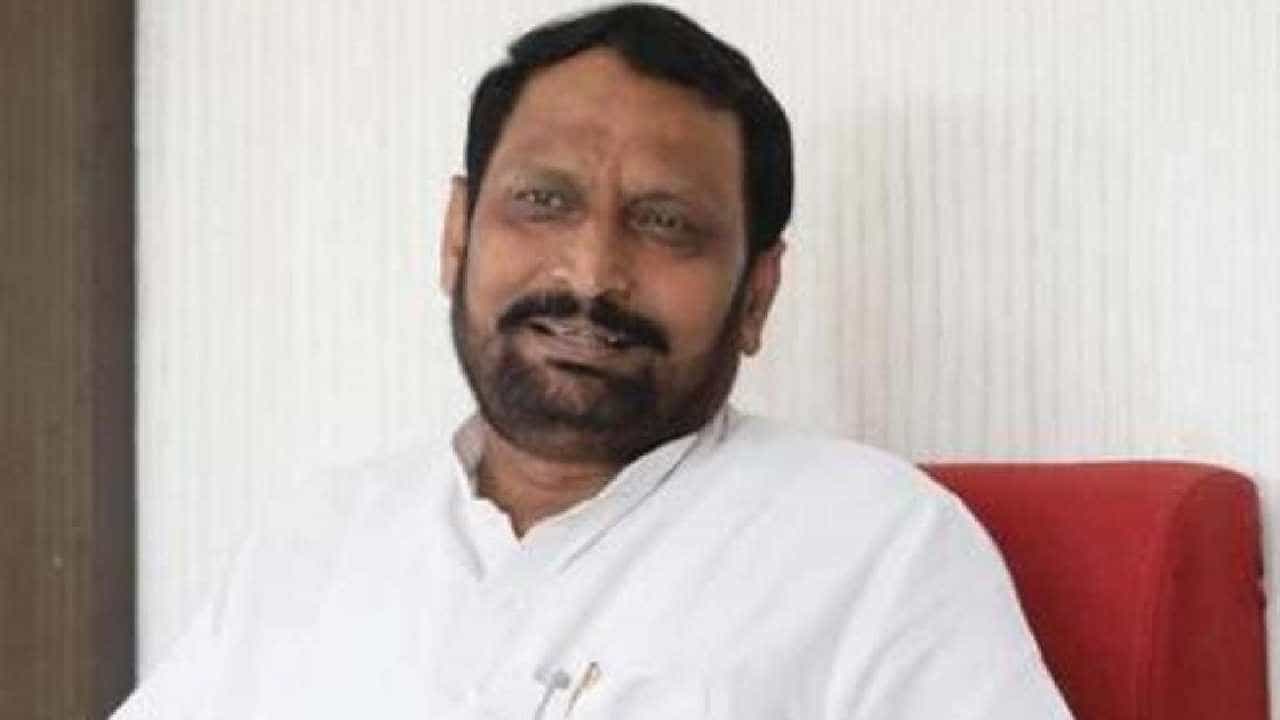 ಮಾಜಿ ಡಿಸಿಎಂ ಲಕ್ಷ್ಮಣ್ ಸವದಿ ಕಾರು ಅಪಘಾತ: ಅದೃಷ್ಟವಶಾತ್ ಪ್ರಾಣಾಪಾಯದಿಂದ ಸವದಿ ಪಾರು ಮಾಜಿ ಡಿಸಿಎಂ ಲಕ್ಷ್ಮಣ್ ಸವದಿ ಕಾರು ಅಪಘಾತ: ಅದೃಷ್ಟವಶಾತ್ ಪ್ರಾಣಾಪಾಯದಿಂದ ಸವದಿ ಪಾರು