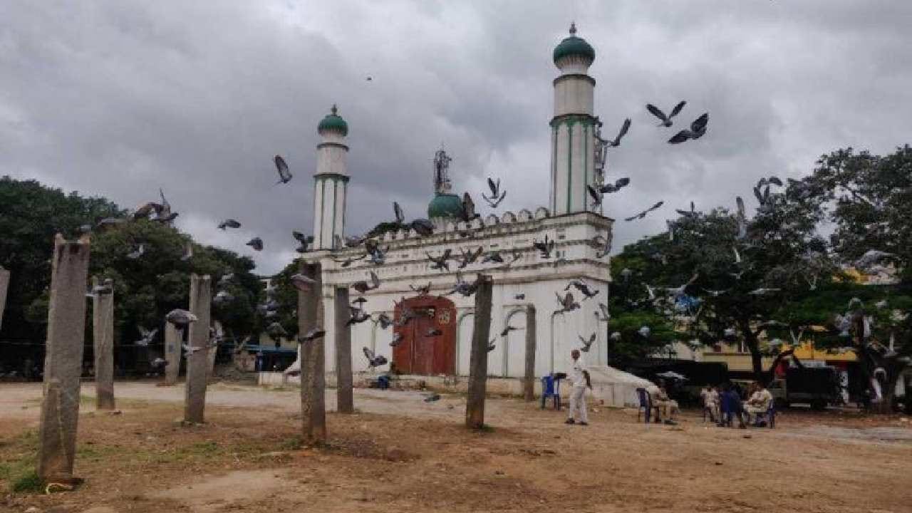 ಸರ್ಕಾರ ಹಾಗೂ ಪೊಲೀಸ್ ಇಲಾಖೆಗೆ ಬಿಸಿತುಪ್ಪವಾದ ಚಾಮರಾಜಪೇಟೆ ಈದ್ಗಾ ಗಣೇಶೋತ್ಸವ: ಪೊಲೀಸ್ ಇಲಾಖೆಯಿಂದ ಸಾಧಕ ಬಾದಕಗಳ ಚರ್ಚೆ ಸರ್ಕಾರ ಹಾಗೂ ಪೊಲೀಸ್ ಇಲಾಖೆಗೆ ಬಿಸಿತುಪ್ಪವಾದ ಚಾಮರಾಜಪೇಟೆ ಈದ್ಗಾ ಗಣೇಶೋತ್ಸವ: ಪೊಲೀಸ್ ಇಲಾಖೆಯಿಂದ ಸಾಧಕ ಬಾದಕಗಳ ಚರ್ಚೆ