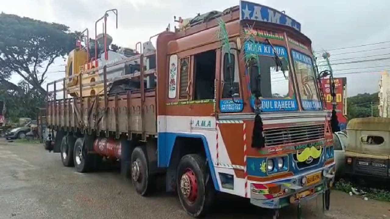ರೋಡ್ ರೋಲರ್ ಅನ್ಲೋಡ್ ಮಾಡುವಾಗ ಭಾರೀ ದುರಂತ: ಚಾಲಕನ ನಿರ್ಲಕ್ಷ್ಯದಿಂದ ಲಾರಿ ಕ್ಲೀನರ್ ಸಾವು ರೋಡ್ ರೋಲರ್ ಅನ್ಲೋಡ್ ಮಾಡುವಾಗ ಭಾರೀ ದುರಂತ: ಚಾಲಕನ ನಿರ್ಲಕ್ಷ್ಯದಿಂದ ಲಾರಿ ಕ್ಲೀನರ್ ಸಾವು