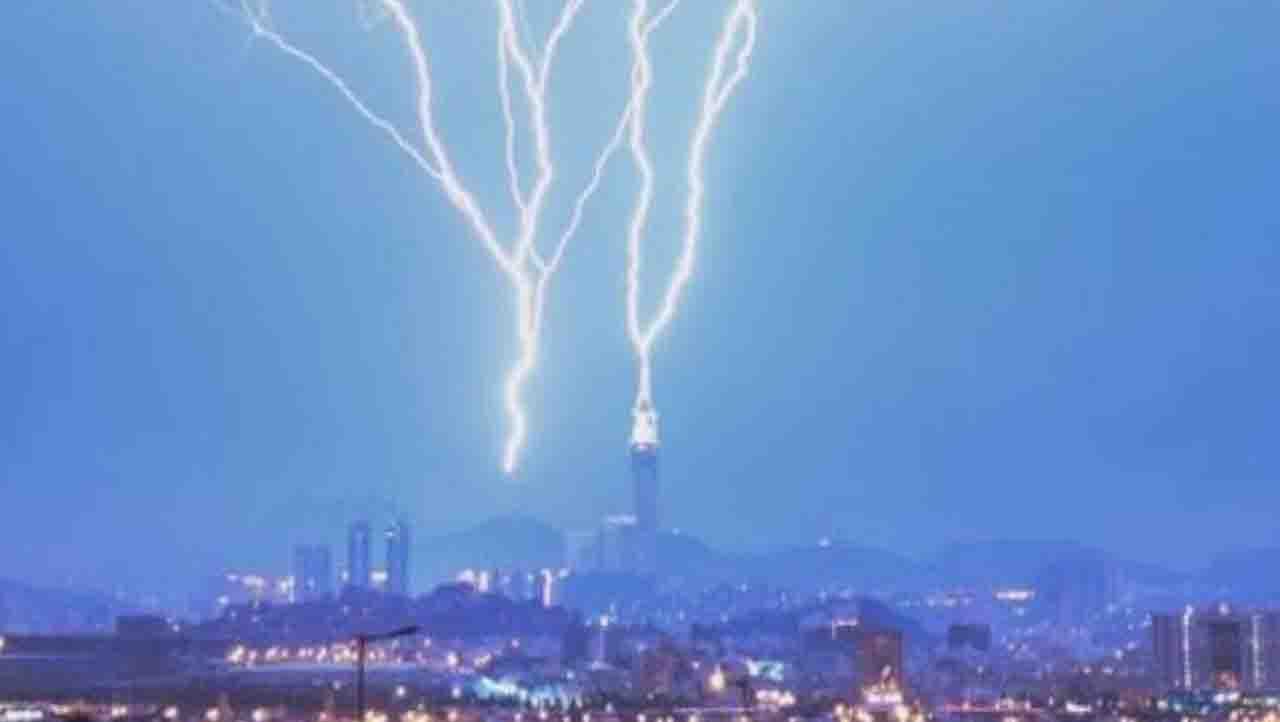 Viral Video: ‘ಮೆಕ್ಕಾದ ಗಡಿಯಾರ ಗೋಪುರಕ್ಕೆ ಬಡಿದ ಸಿಡಿಲು‘ ವಿಡಿಯೋ ನೋಡಿ Viral Video: ‘ಮೆಕ್ಕಾದ ಗಡಿಯಾರ ಗೋಪುರಕ್ಕೆ ಬಡಿದ ಸಿಡಿಲು‘ ವಿಡಿಯೋ ನೋಡಿ