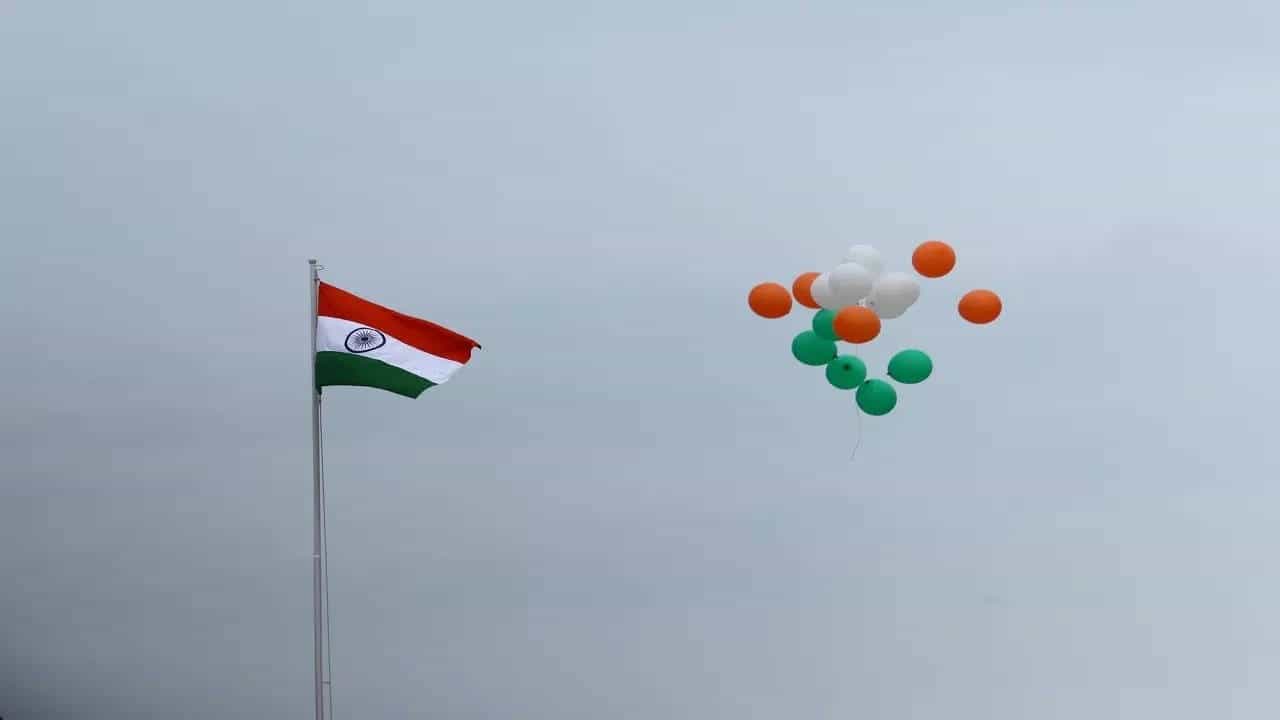 Idgah Maidan: 75 ವರ್ಷದ ಬಳಿಕ ಬೆಂಗಳೂರಿನ ಈದ್ಗಾ ಮೈದಾನದಲ್ಲಿ ಇಂದು ಮೊದಲ ಬಾರಿಗೆ ಹಾರಿತು ರಾಷ್ಟ್ರ ಧ್ವಜ; ಏನಿದು ವಿವಾದ? Idgah Maidan: 75 ವರ್ಷದ ಬಳಿಕ ಬೆಂಗಳೂರಿನ ಈದ್ಗಾ ಮೈದಾನದಲ್ಲಿ ಇಂದು ಮೊದಲ ಬಾರಿಗೆ ಹಾರಿತು ರಾಷ್ಟ್ರ ಧ್ವಜ; ಏನಿದು ವಿವಾದ?