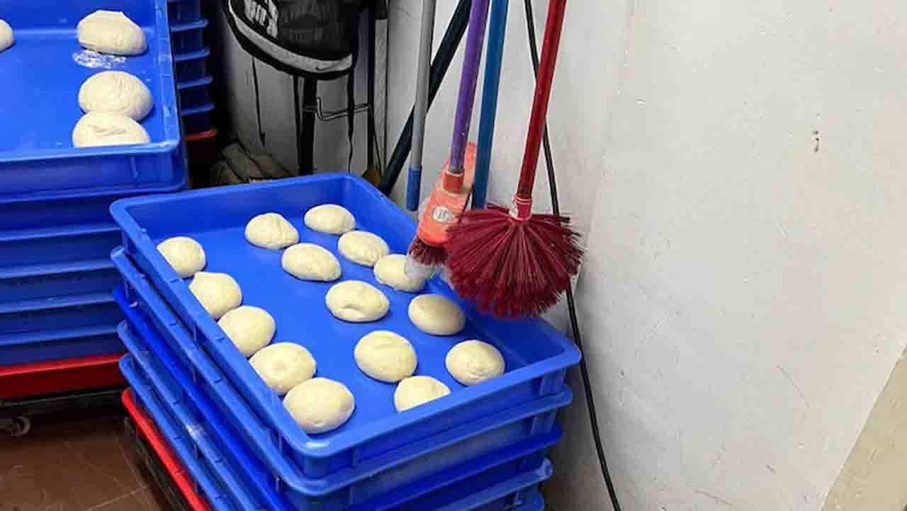 Viral Post : ಪಿಝಾ ಹಿಟ್ಟಿನ ಮೇಲೆ ನೇತಾಡುತ್ತಿರುವ ಶೌಚಾಲಯದ ಬ್ರಷ್! Viral Post : ಪಿಝಾ ಹಿಟ್ಟಿನ ಮೇಲೆ ನೇತಾಡುತ್ತಿರುವ ಶೌಚಾಲಯದ ಬ್ರಷ್!