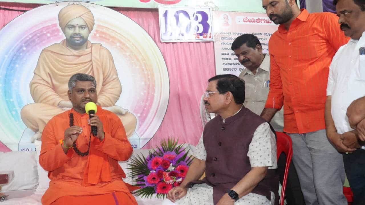 ಎಸ್ಟಿ ಮೀಸಲಾತಿ ಹೆಚ್ಚಳಕ್ಕೆ ಕಾನೂನಾತ್ಮಕ ಸಹಕಾರ ನೀಡಲು ಸಿದ್ಧ: ವಾಲ್ಮೀಕಿ ಪ್ರಸನ್ನಾನಂದ ಸ್ವಾಮೀಜಿಗೆ ಪ್ರಲ್ಹಾದ್ ಜೋಶಿ ಭರವಸೆ ಎಸ್ಟಿ ಮೀಸಲಾತಿ ಹೆಚ್ಚಳಕ್ಕೆ ಕಾನೂನಾತ್ಮಕ ಸಹಕಾರ ನೀಡಲು ಸಿದ್ಧ: ವಾಲ್ಮೀಕಿ ಪ್ರಸನ್ನಾನಂದ ಸ್ವಾಮೀಜಿಗೆ ಪ್ರಲ್ಹಾದ್ ಜೋಶಿ ಭರವಸೆ
