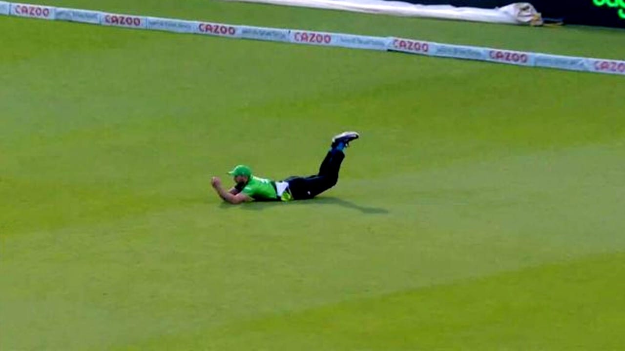 Viral Video: ಅತ್ಯಾದ್ಭುತ ಸ್ವಿಮ್ಮಿಂಗ್ ಕ್ಯಾಚ್ ಪ್ರೇಕ್ಷಕರನ್ನು ನಿಬ್ಬೆರಗಾಗಿಸಿದ ವೈಟ್ಲಿ Viral Video: ಅತ್ಯಾದ್ಭುತ ಸ್ವಿಮ್ಮಿಂಗ್ ಕ್ಯಾಚ್ ಪ್ರೇಕ್ಷಕರನ್ನು ನಿಬ್ಬೆರಗಾಗಿಸಿದ ವೈಟ್ಲಿ